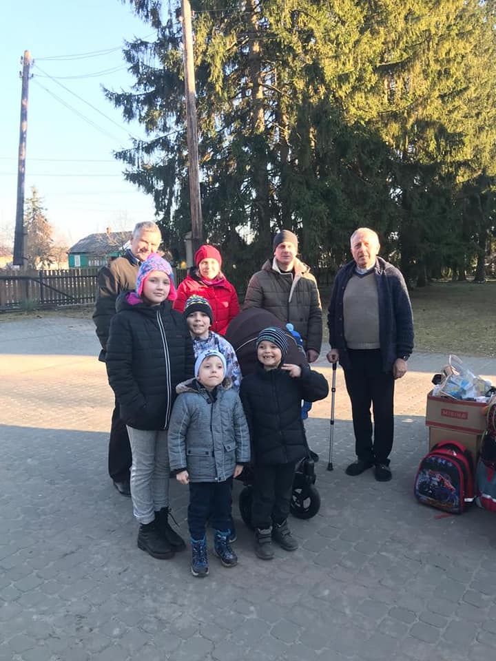El Padre Jan Buras dando la familia bienvenida a nuevas personas, entre ellas a una familia de Donetsk con cuatro niños, seguida de 18 niños y sus cuidadores de un orfanato en Cherkasy.