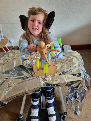 La historia de Ellie: cómo el soporte de un bipedestador puede ser más que una simple ayuda física - Rehagirona