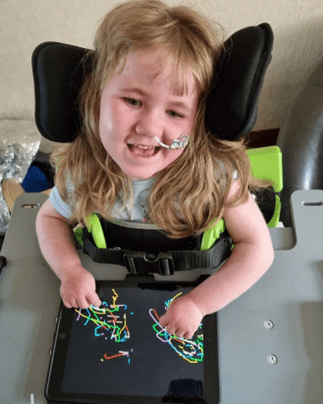 La historia de Ellie: cómo el soporte de un bipedestador puede ser más que una simple ayuda física - Rehagirona