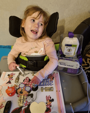 La historia de Ellie: cómo el soporte de un bipedestador puede ser más que una simple ayuda física - Rehagirona