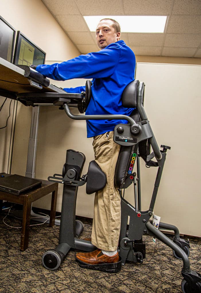 De pie en el trabajo con el bipedestador Evolv de EasyStand - Rehagirona