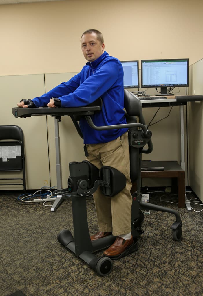 De pie en el trabajo con el bipedestador Evolv de EasyStand - Rehagirona