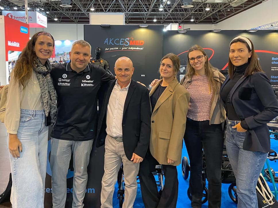 La Guadalupe, en Michal Matejek, en Jordi, la Meritxell, la Paula i l'Estel, a l'estand d'Akces-Med