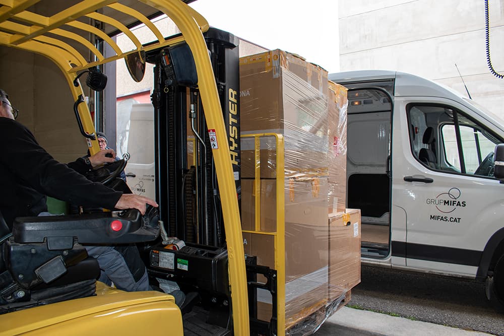 Rehagirona realitza un donatiu de diferents productes de suport a Mifas