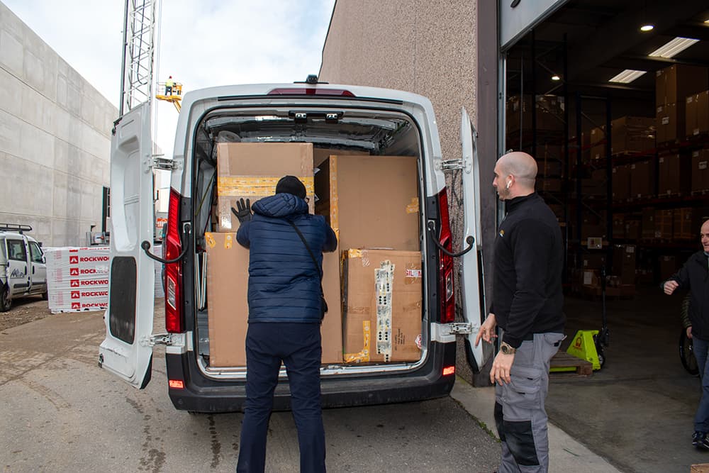 Rehagirona realitza un donatiu de diferents productes de suport a Mifas