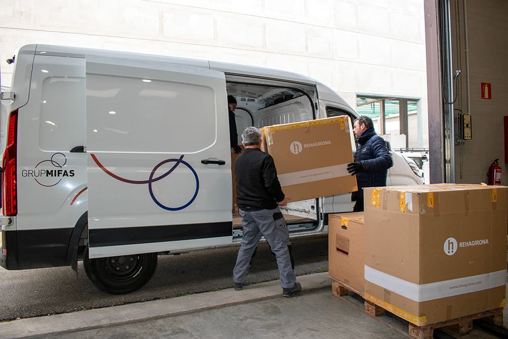 Rehagirona realitza un donatiu de diferents productes de suport a Mifas