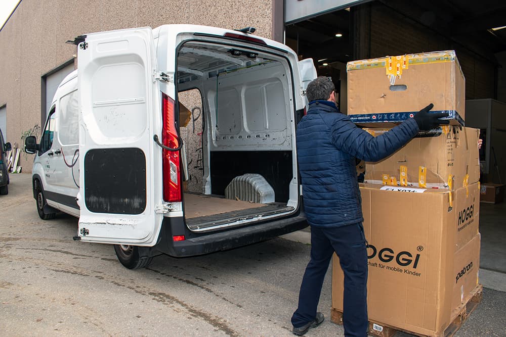 Rehagirona realitza un donatiu de diferents productes de suport a Mifas