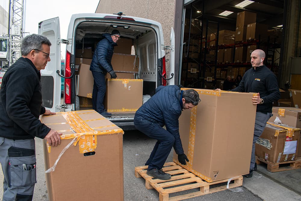 Rehagirona realitza un donatiu de diferents productes de suport a Mifas