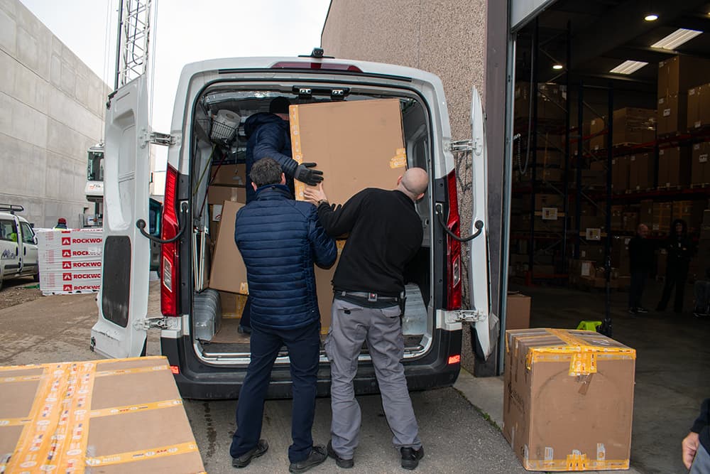 Rehagirona realitza un donatiu de diferents productes de suport a Mifas